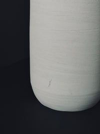 Vase in textured white clay by L'Impatience