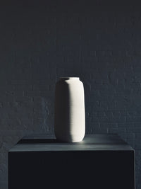 Textured white vase by l'Impatience